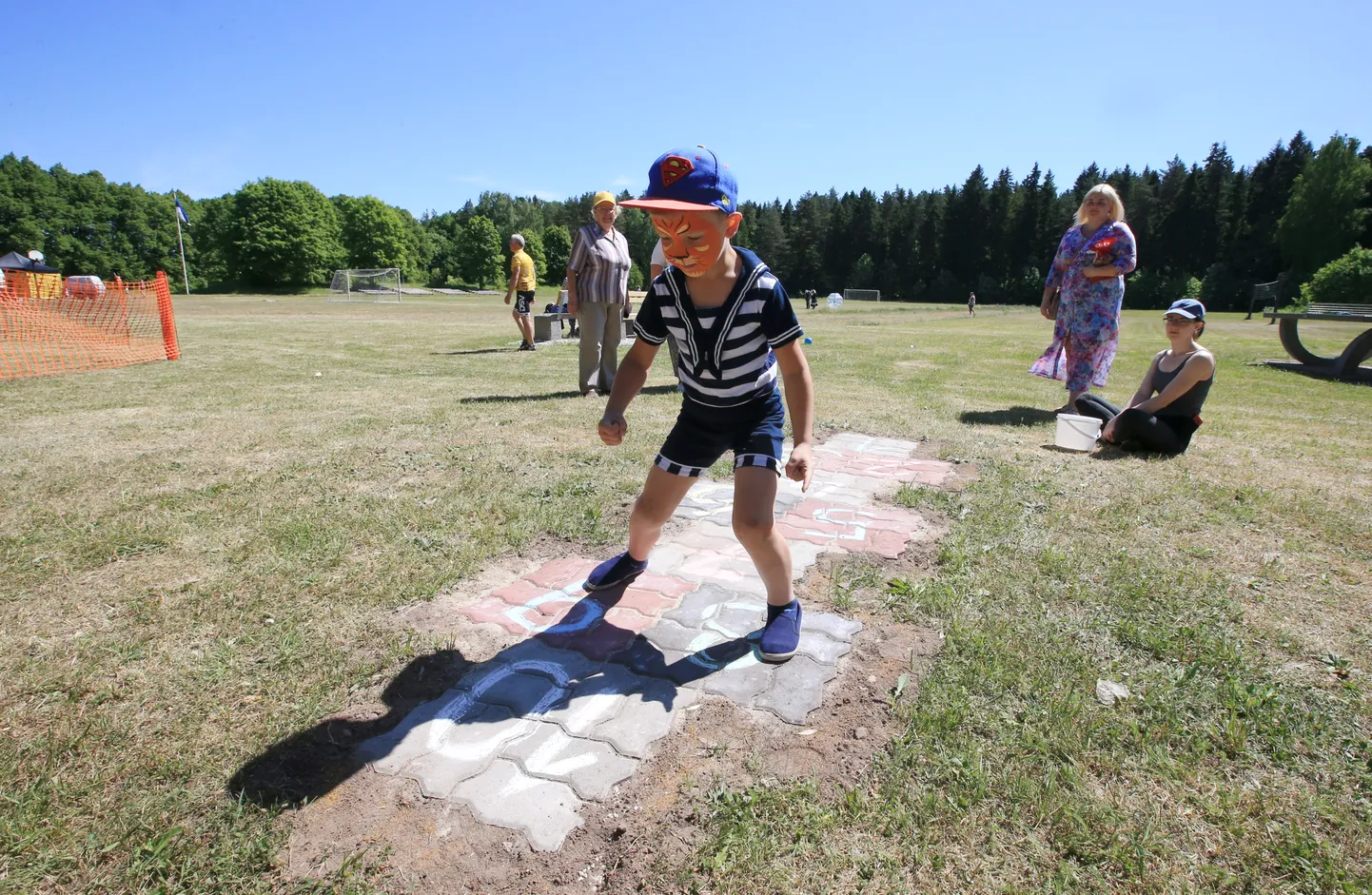 Keksukasti proovib tiigrimaalinguga Raimond Rops.