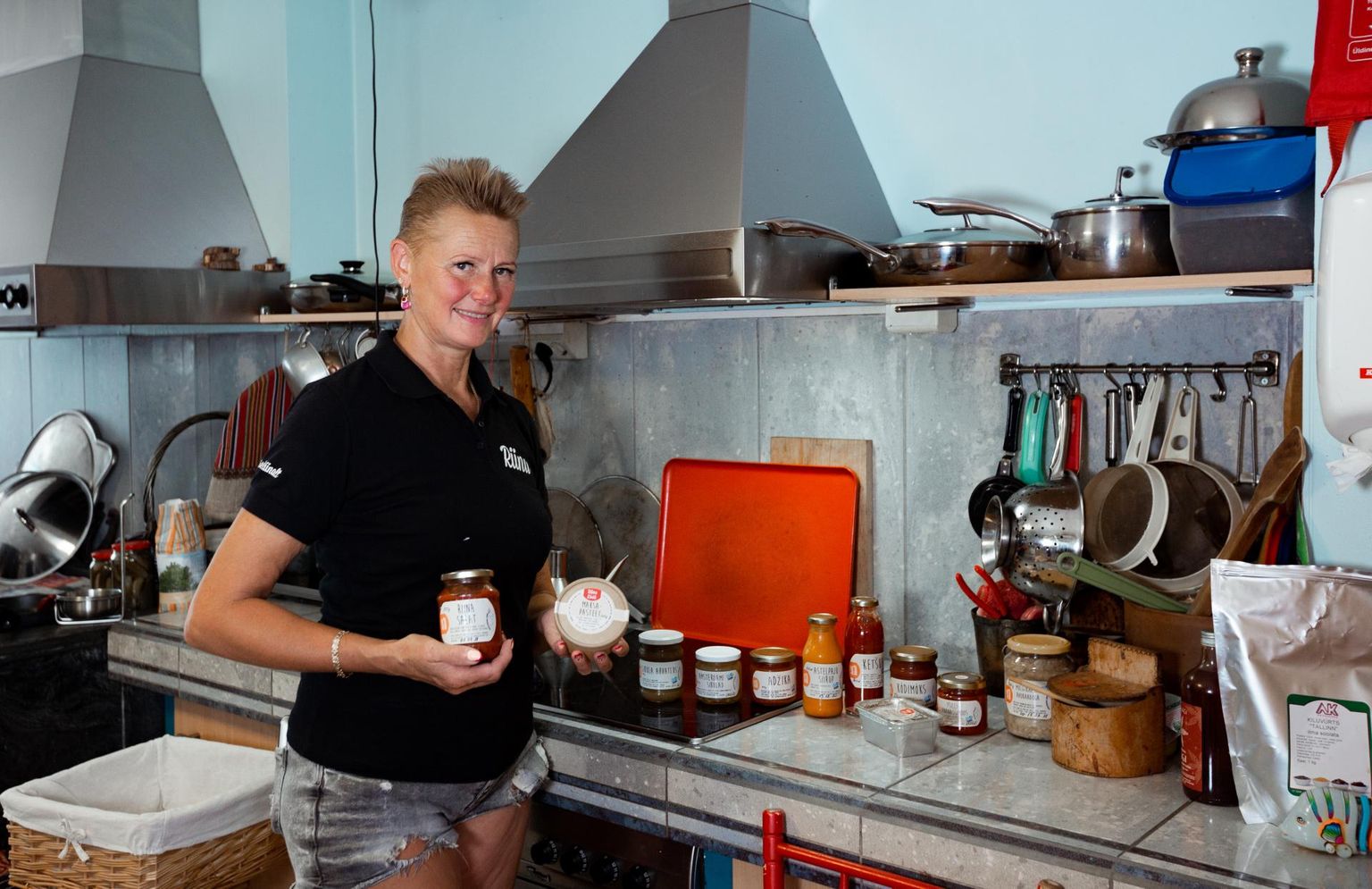 Riina Luige koduköögis täitub aastas umbes 4000 purki-pudelit, mida ta müüb laatadel üle Eesti.