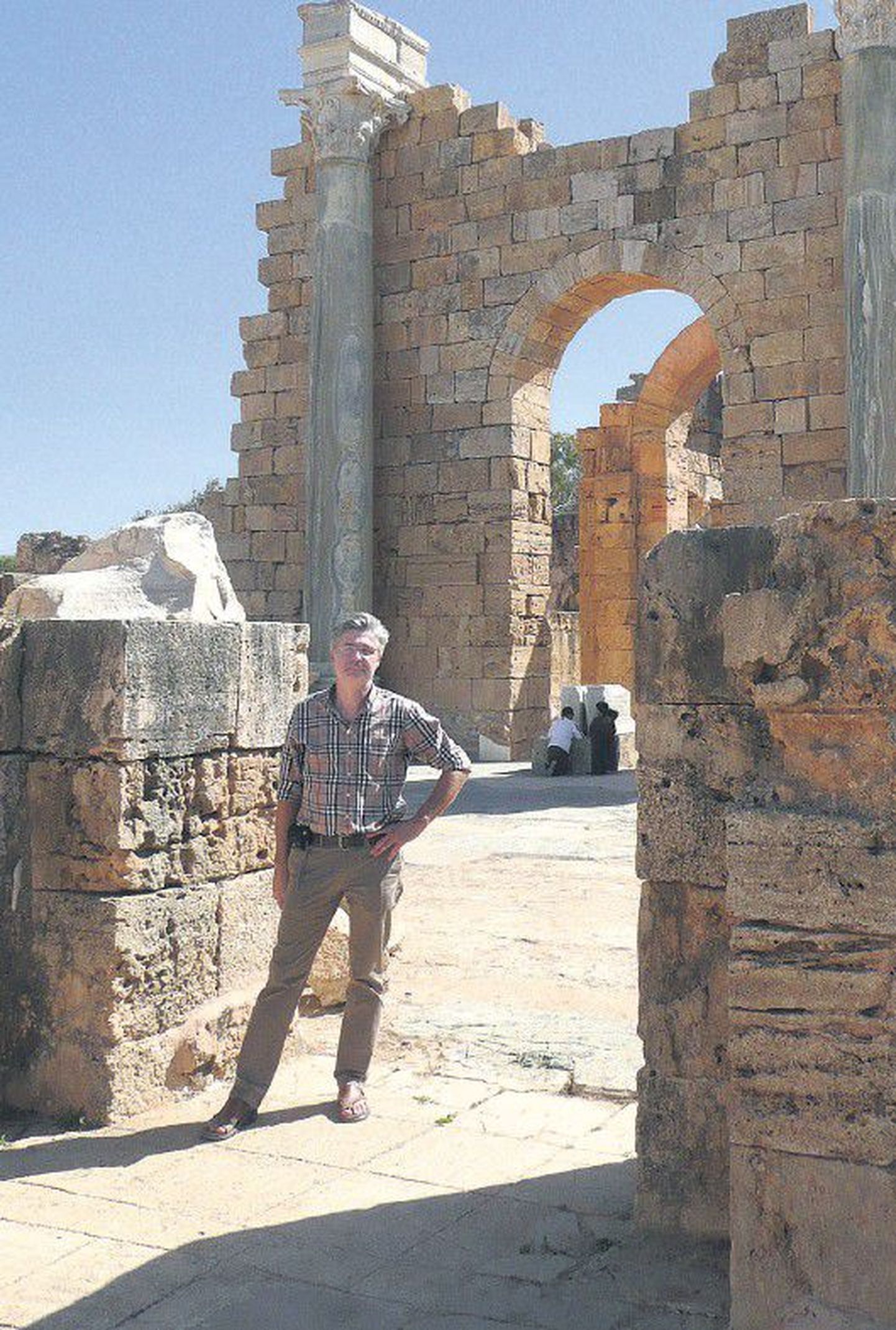 Наш человек в Африке: Юхан Каху на развалинах древнеримского города Лептис.