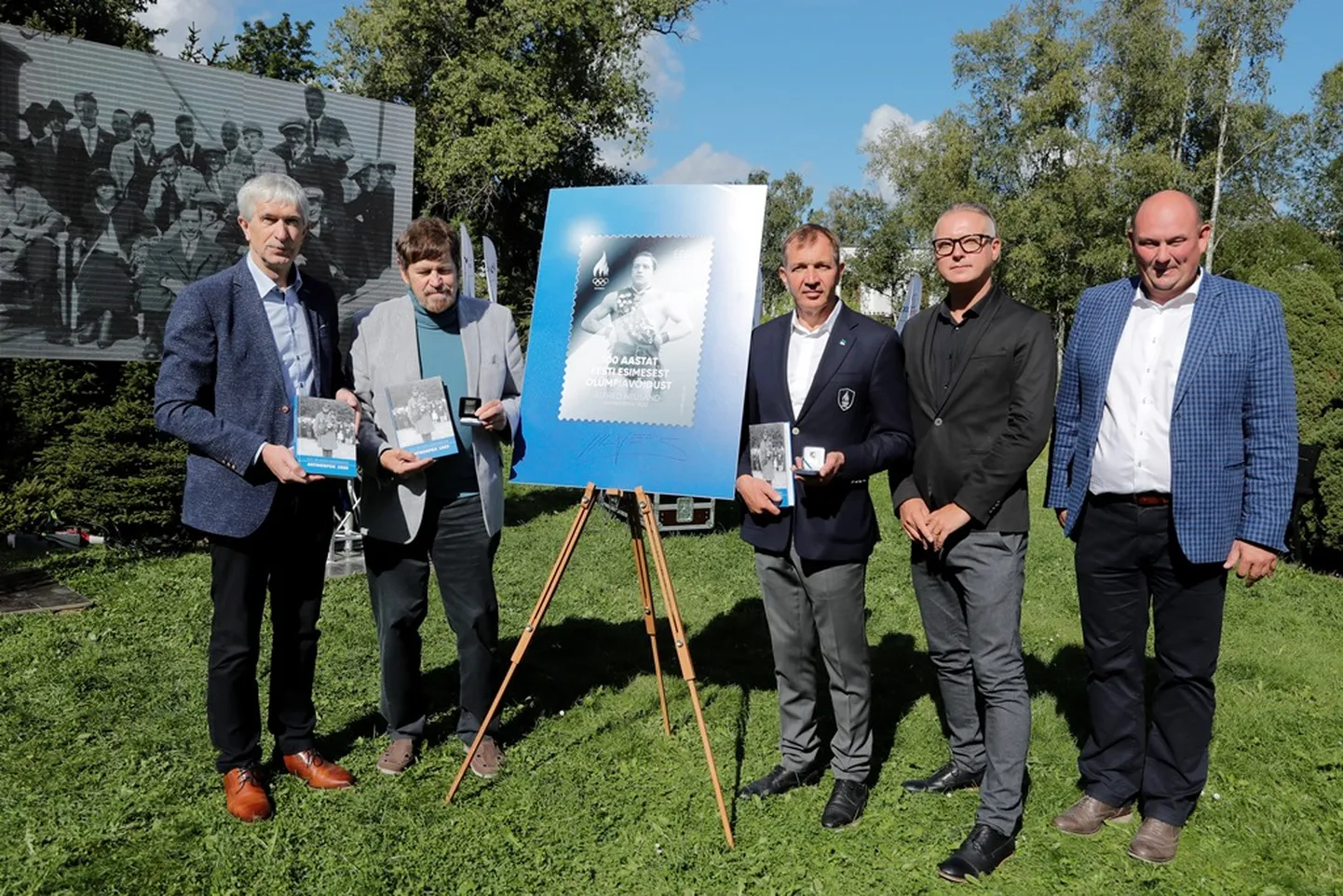 Värske Antwerpeni olümpiaraamatu autor Tiit Lääne, Alfred Neulandi lapselaps Alar Neiland, EOK president Urmas Sõõrumaa, hõbemargi autor Indrek Ilves ning Omniva juhatuse esimees Ansi Arumeel.