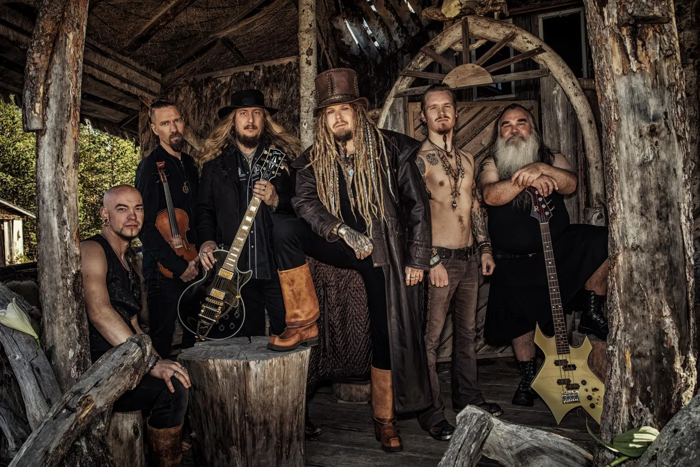 Folk-metal-ansambel Korpiklaani, Jonne Järvelä keskel torukübaraga.  FOTO: Peero Lakanen
