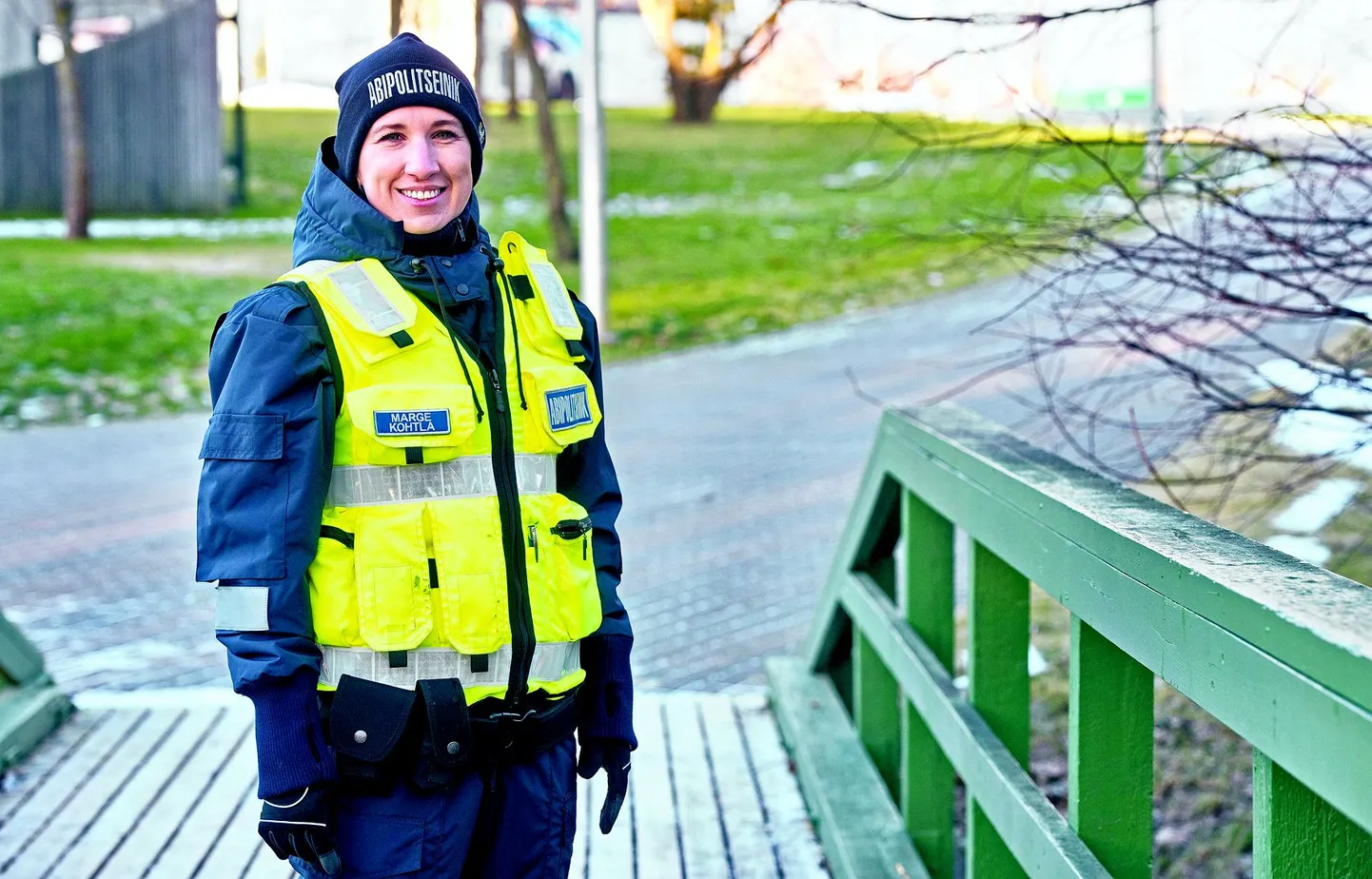 Korravalvur peab olema tõsise näoga, ütles abipolitseinik Marge Kohtla. Ometi kipub naeratus ikka ja jälle tema huulile. Kaaslased abi-
politseist iseloomustavad teda samuti kui alati heatujulist, tegusat ja positiivse ellusuhtumisega inimest.