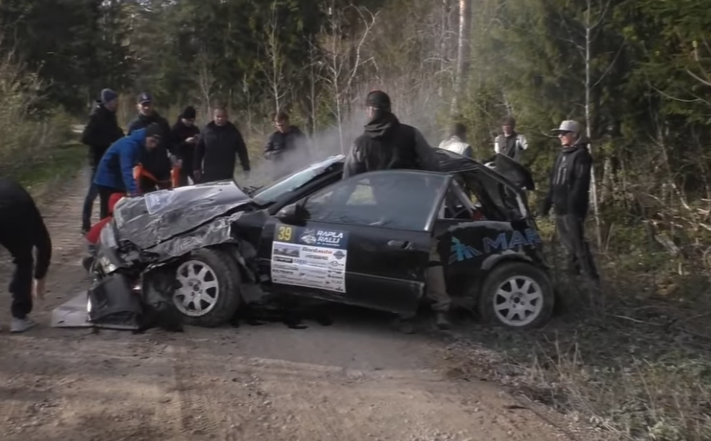 Kristofer ja Risto Märtsoni auto pärast avariid.