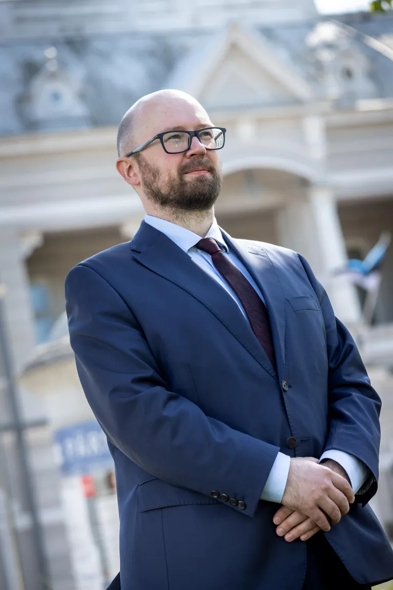 Märt Paberit sattus suvepealinna elama, kuna notar ei saa ise valida, mis piirkonnas ta töötab, aga talle meeldib siin väga.