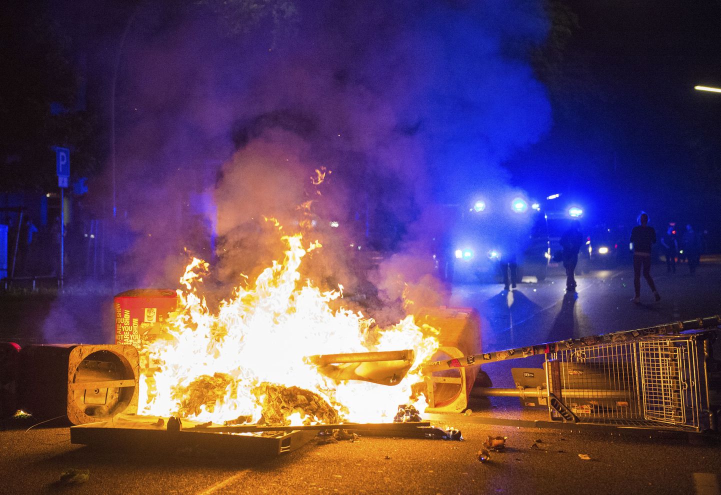 В ходе протестных акций в связи с саммитом G20, который состоялся 7-8 июля, преимущественно левые экстремисты устроили уличные бои с полицией, поджоги автомобилей, погромы и грабежи магазинов в районах рядом с местом проведения саммита.