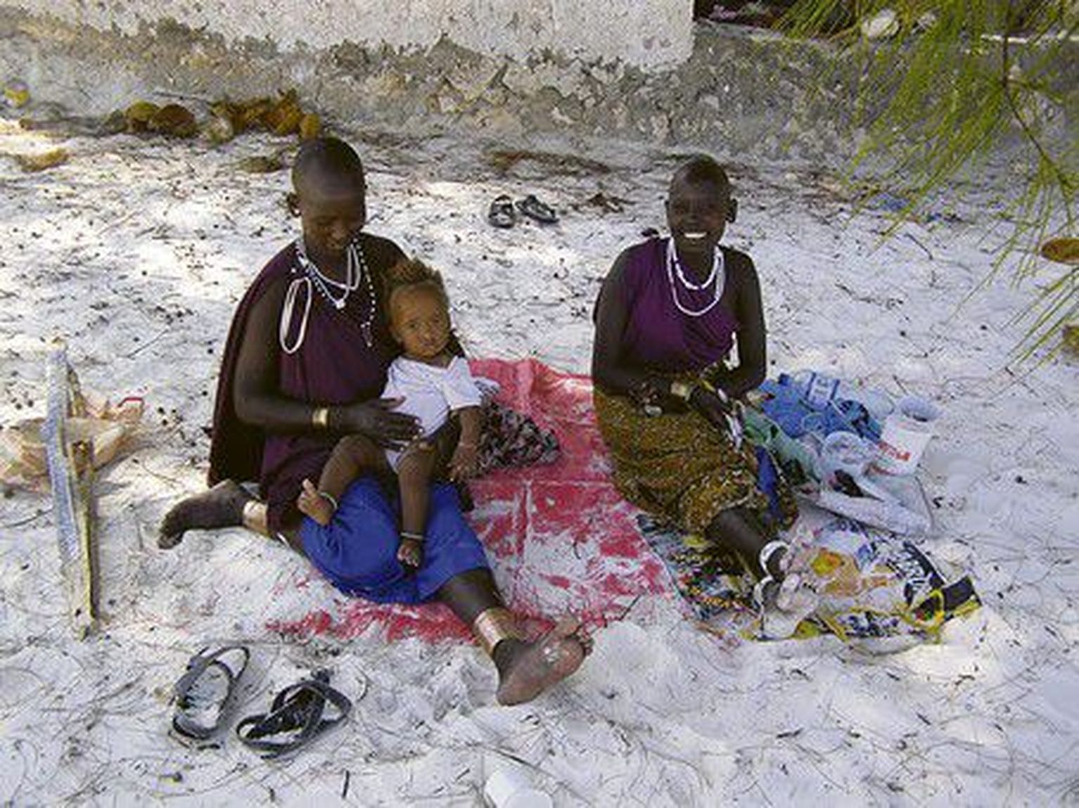 Masai naised tulevad mandrilt saarele oma käsitööd müüma.