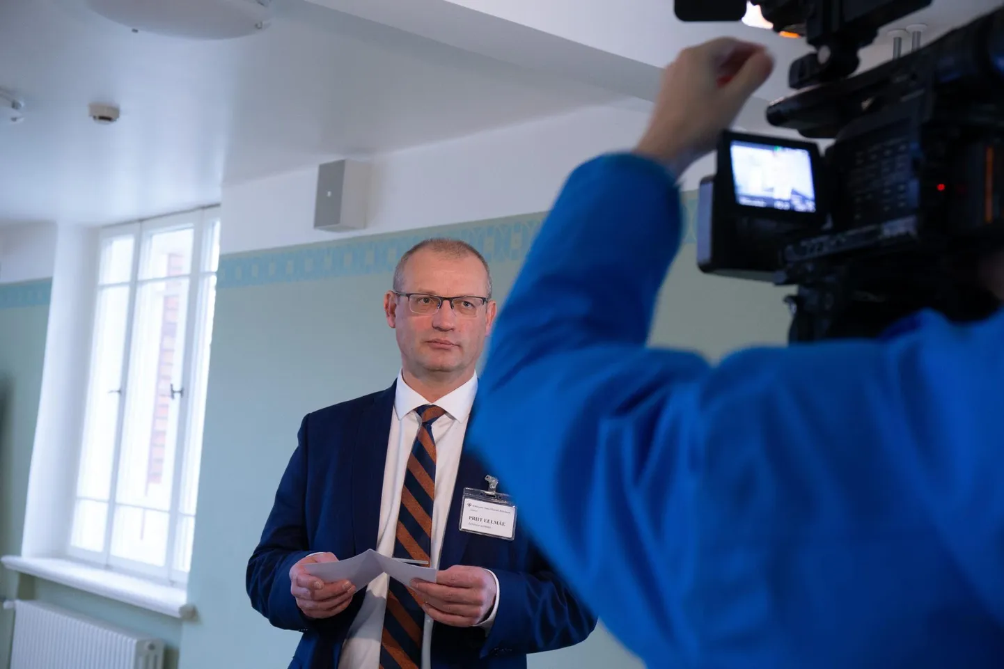 Aasta algusest kliinikumi räsinud juhtimiskriisis tehti esimene vahepeatus 13. jaanuaril, mil nõukogu otsustas kliinikute juhtide pahameelest hoolimata juhatuse esimehe Priit Eelmäega koostööd jätkata. Küll aga kohustati teda telekaamerate ees tunnistama juhtimisvigu. Läinud reedel jäi mees siiski tööta.