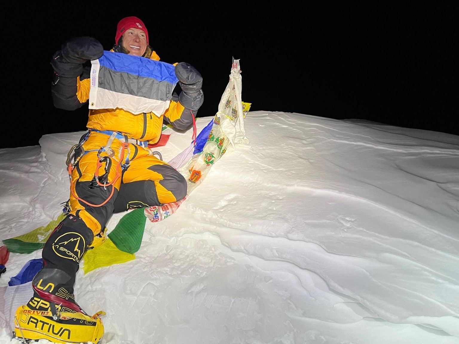 Krisli Melesk viis teise eestlasena Andras Kaasiku järel Eesti trikoloori 8611 meetrit üle merepinna asuva K2 mäe tippu.