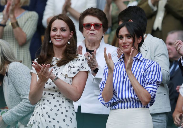 Cambridge'i hertsoginna Catherine (vasakul) ja Sussexi hertsoginna Meghan juulis Wimbledoni tenniseturniiril