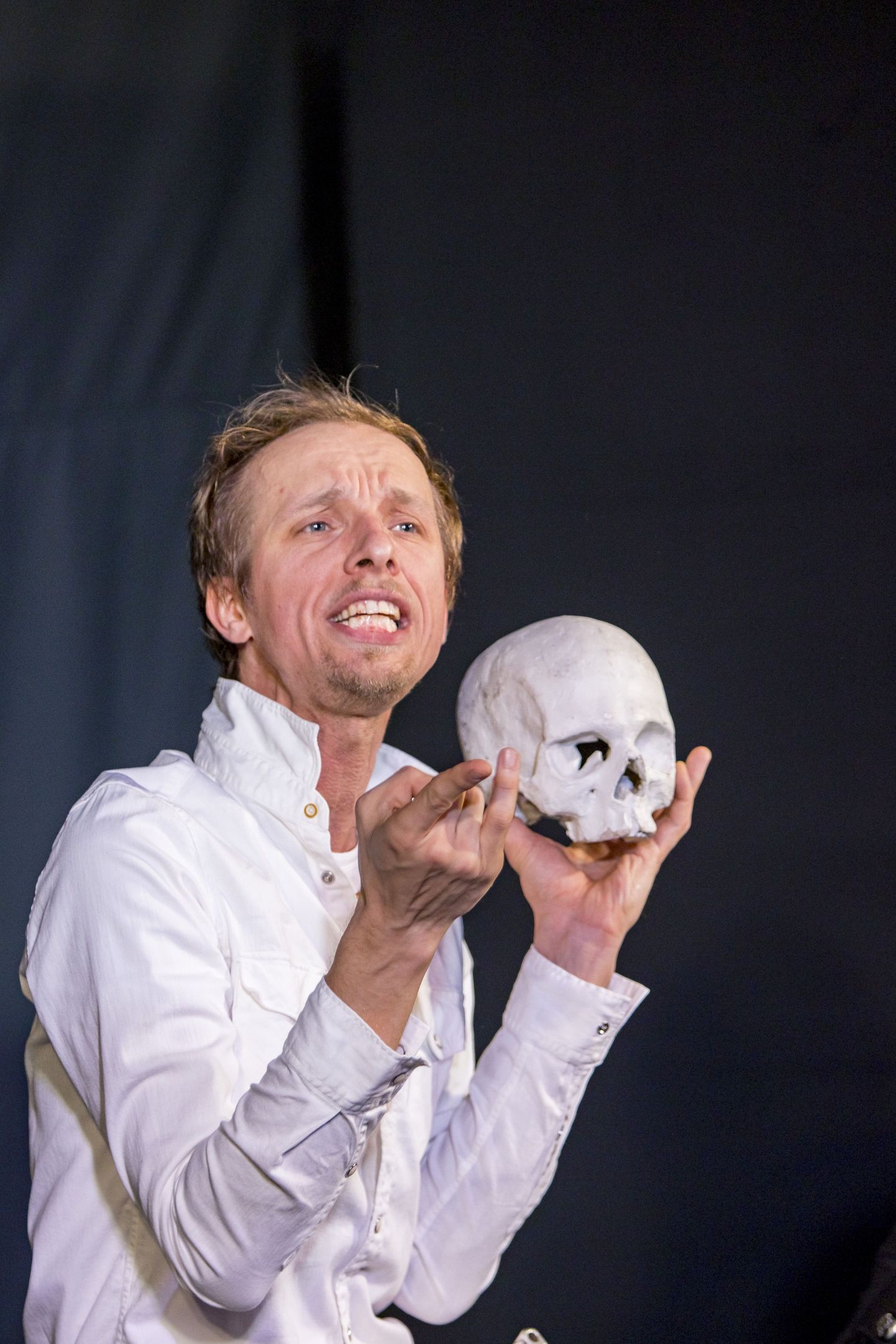 Hamlet (Nero Urke) saab hauakaevajalt oma lapsepõlvekaaslase, kuningliku narri Yoricku kolba. Ühtlasi tabab teda mõistmine, et surmas on kõik võrdsed.