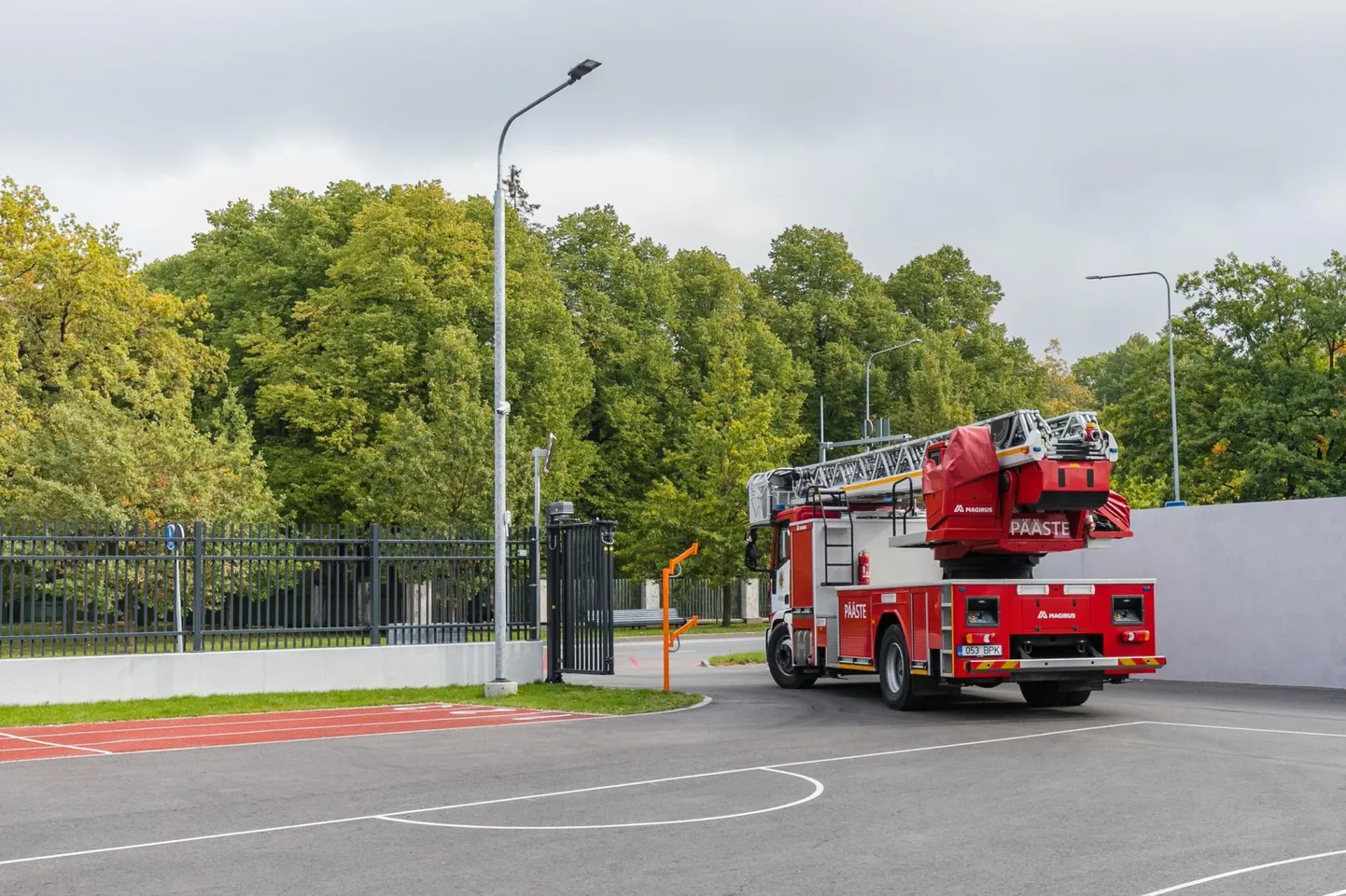 Niidu tänava tulekahju kustutama sõitis ka Pärnu komando redelauto.