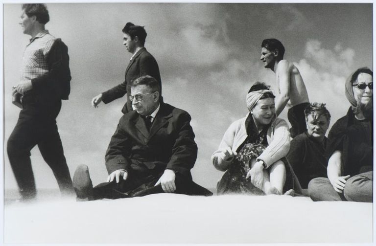 Antans Sutkus. Žans Pols Sartrs ar Simonu de Bovuāru, Ļeņinu Zoņinu un Eduardu Mieželaiti Lietuvā. Nida. 1965