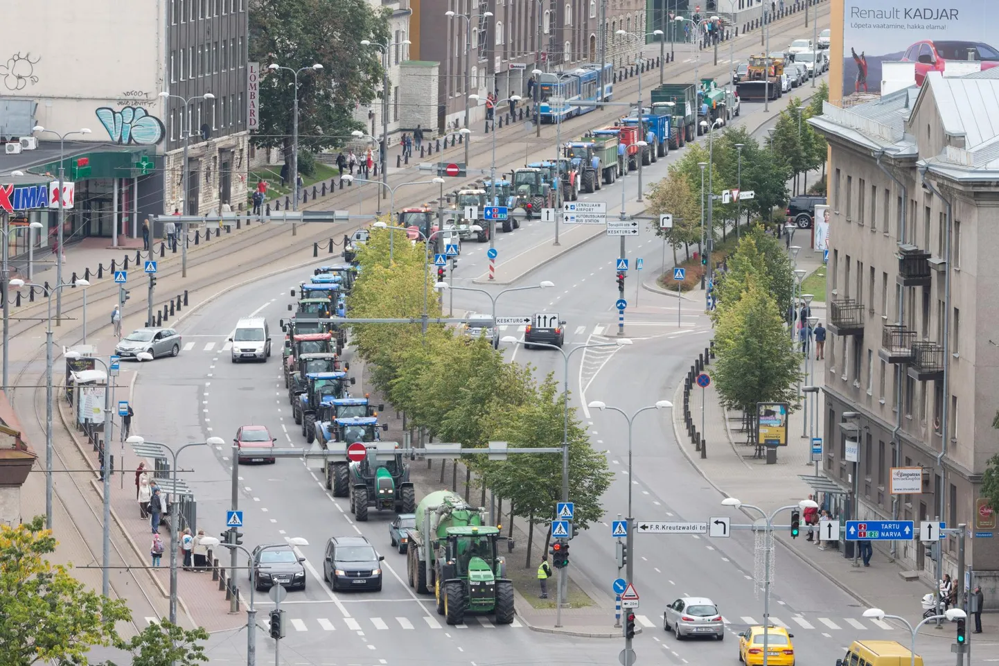 Neli aastat tagasi tulid põllumehed Toompeale meelt avaldama ühtse kolonniga. Täna sõidavad traktorid Eesti eri otstest Tallinna kokku rongkäiku moodustamata.