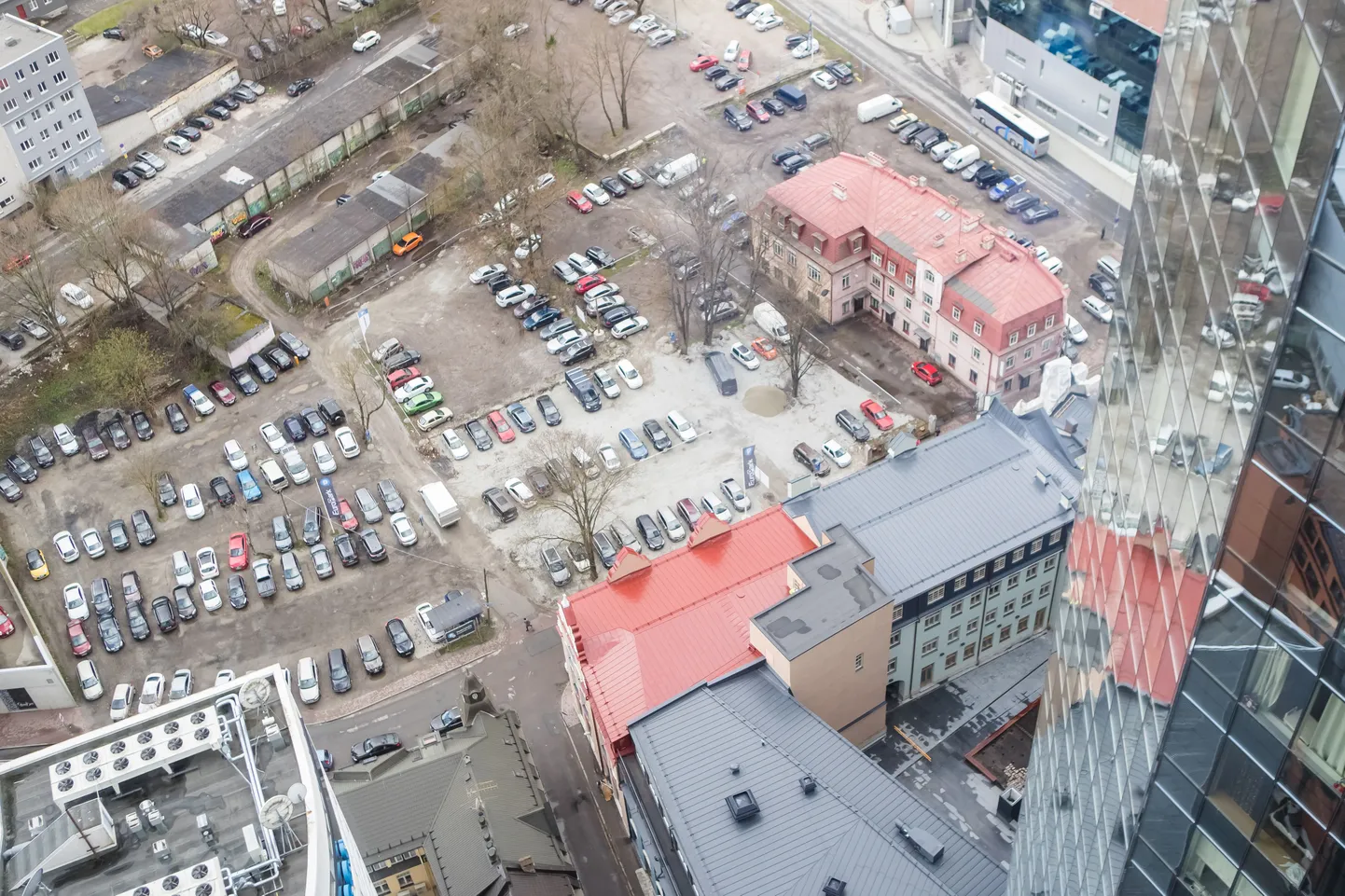 Vaade tulevase pilvelõhkuja asukohale Swissoteli viimaselt korruselt. Skyon ehitatakse helehalli pinnakattega parkla kohale.