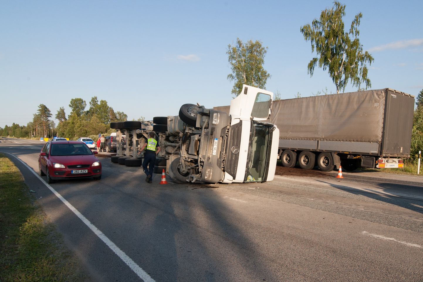 Уставший водитель фуры представляет большую опасность на дороге, поскольку авария с участием большого грузовика может иметь очень тяжкие последствия. Снимок иллюстративный.