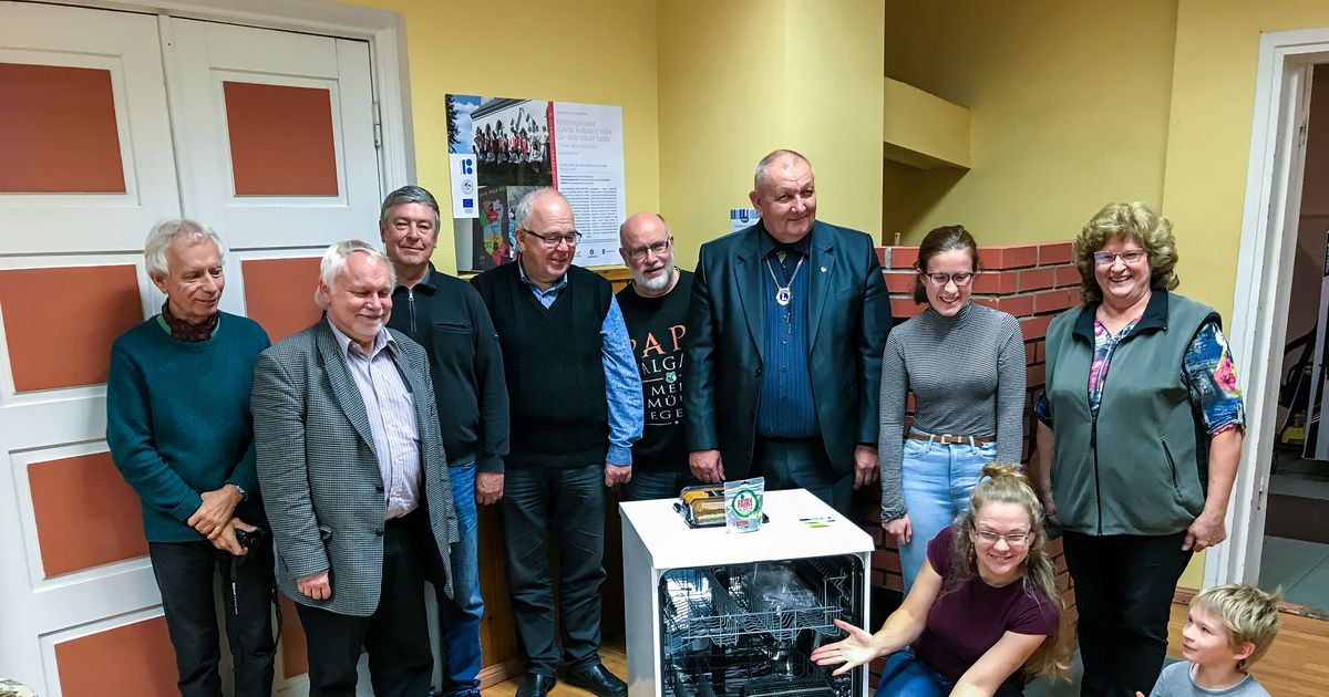 Fotod: Valga Lions klubi kinkis noortekeskusele nõudepesumasina
