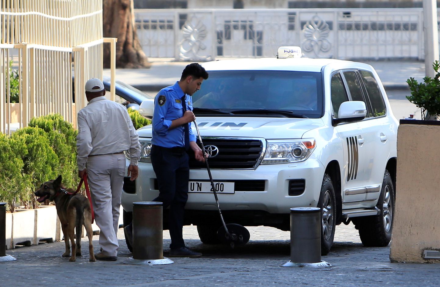 OPCW uurijaid vedavad ÜRO sõidukid saabumas Damaskusesse.