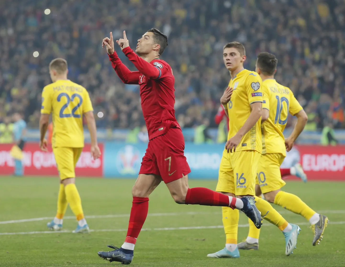 Cristiano Ronaldo tähistab karjääri 700. väravat.