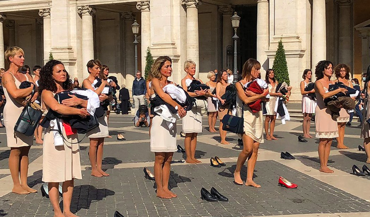 Itāļu stjuartes izģērbšanās protestā Romas ielās