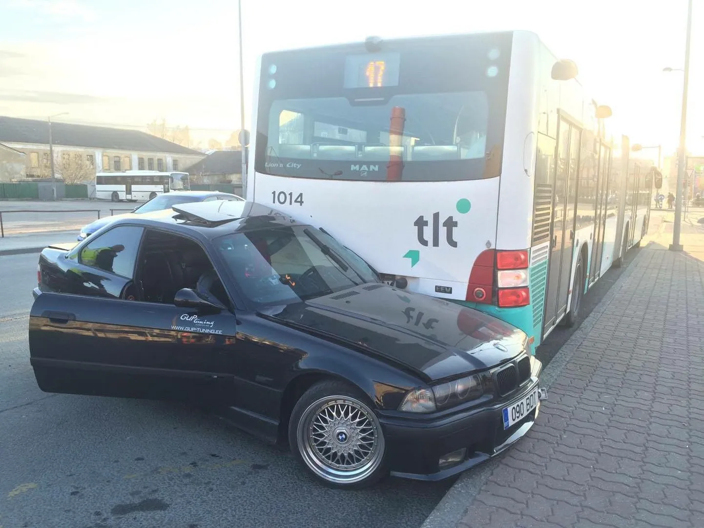В Таллинне столкнулись автомобиль и автобус.