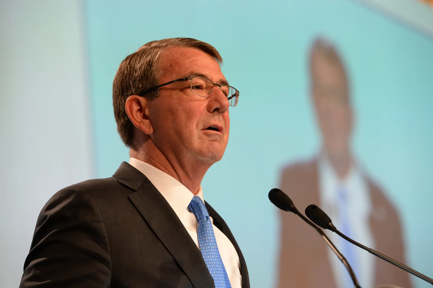 USA kaitseminister Ashton Carter hurjutas Singapuri julgeolekukonverentsil Hiina võime seoses sõjalise laienemispoliitikaga Lõuna-Hiina merel.
