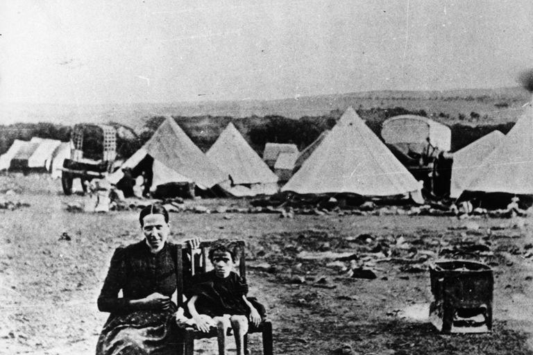 Naine ja laps brittide rajatud koonduslaagris Teises Buuri sõjas (1899–1902).