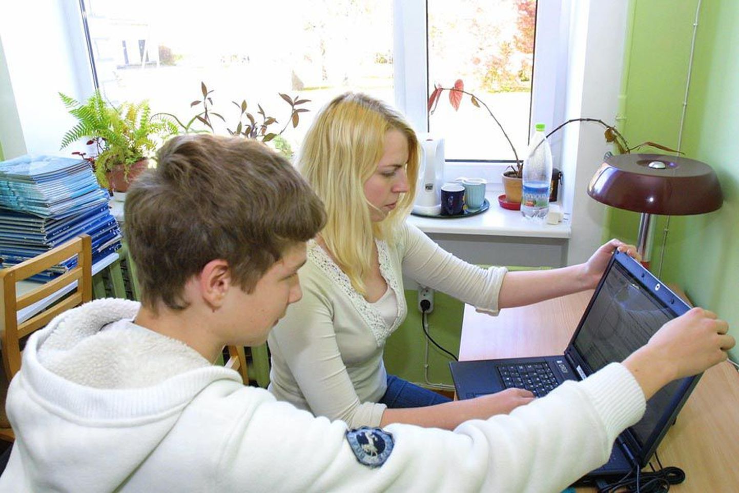 Ivo Kikas ja Erika Lõhmuste suhtlevad oma virtuaalklassikaaslastega arvutiekraani vahendusel.
