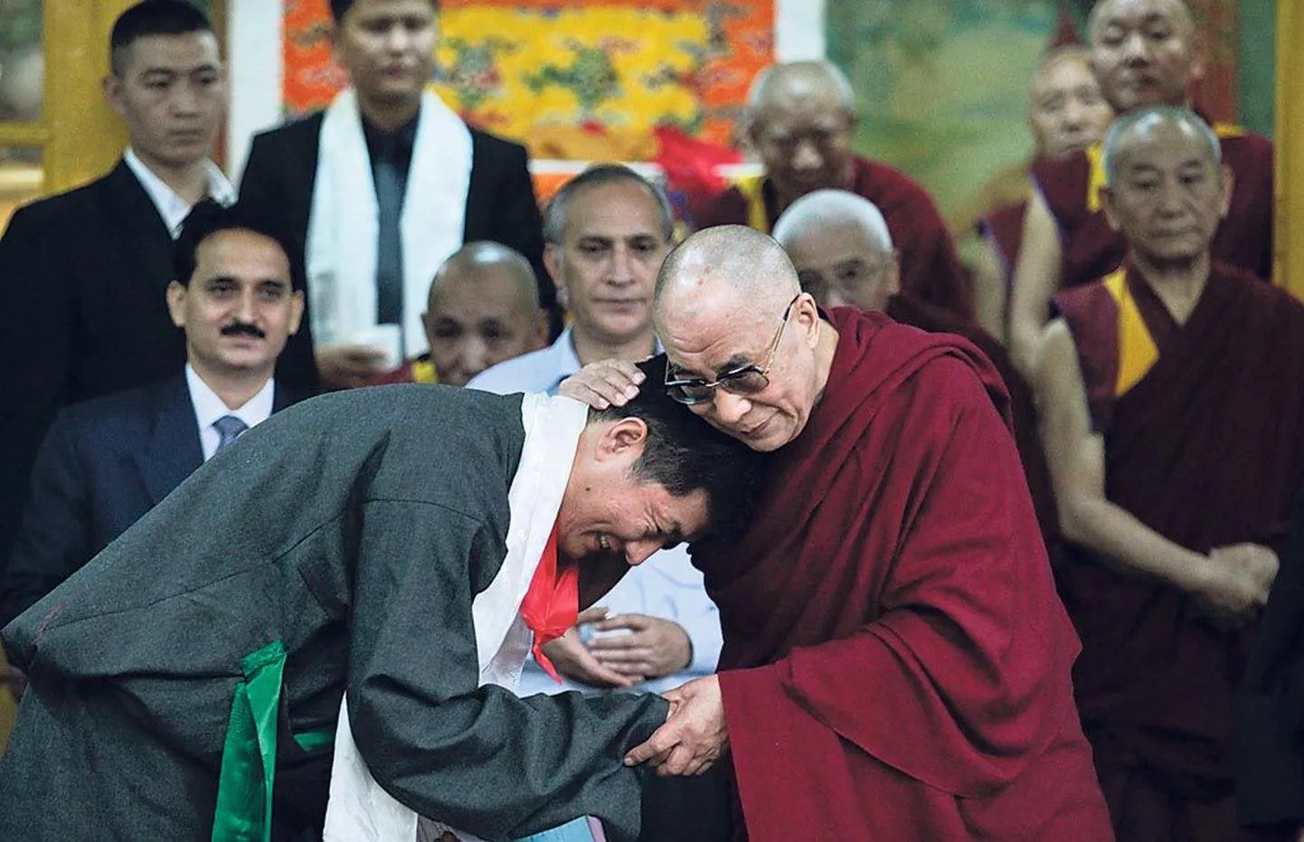 Tiibetlaste usujuht XIV dalai-laama Tendzin Gjatso (paremal) õnnistab Tiibeti eksiilvalitsuse vastset peaministrit 42aastast Lobsang Sangaid.