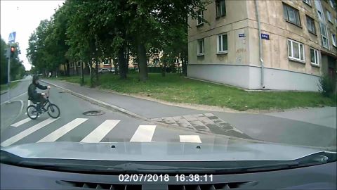 Видео: в Таллинне подросток чуть не угодил под колеса машины на пешеходном переходе