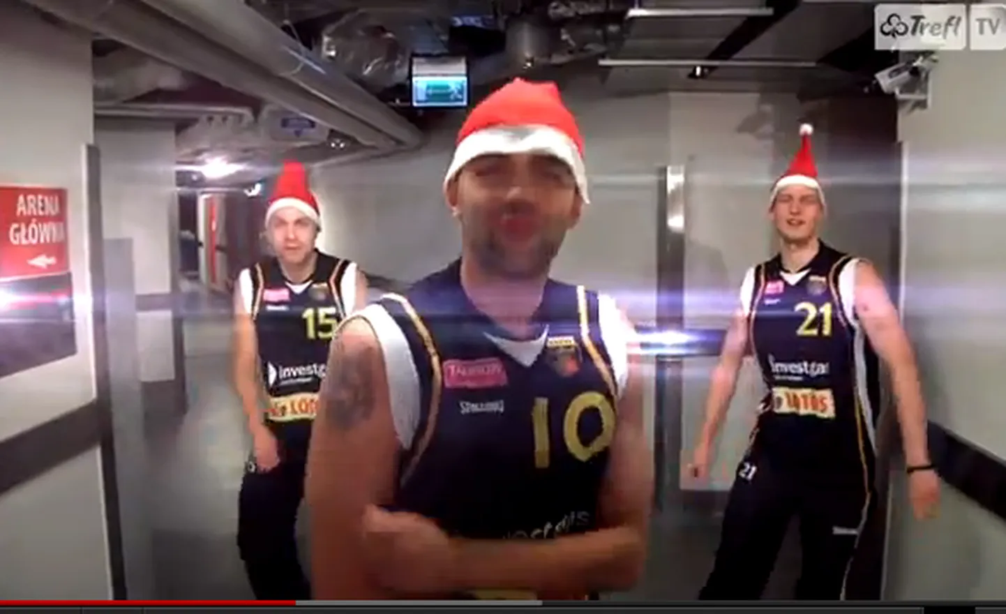 Sopoti Trefli mängijad jõululaulu esitamas.