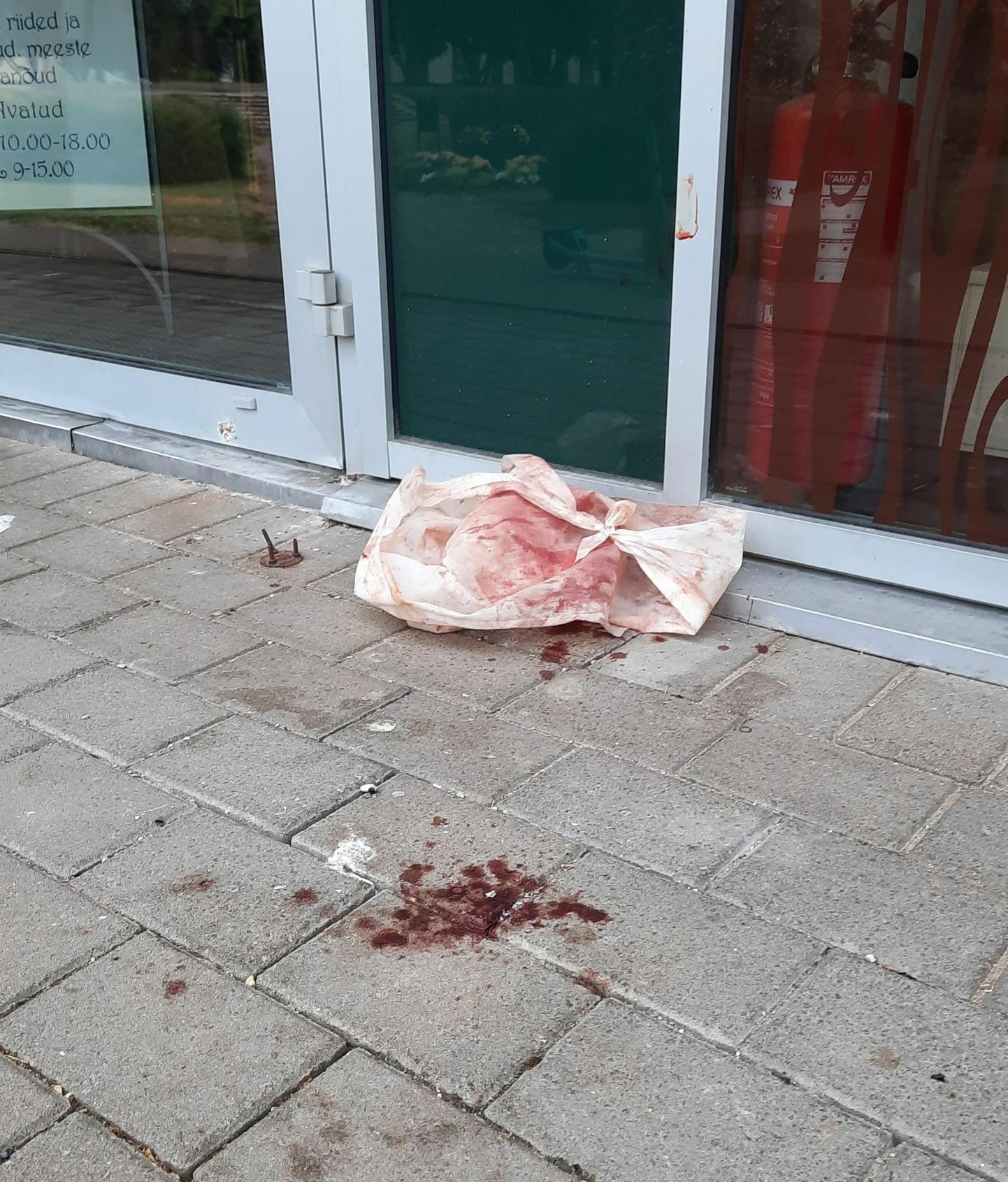 Teisipäeva hommikul võis Viljandis Tartu tänaval Sakala toimetuse välisukse ees näha maas vereloiku, verist sidet ning verepritsmeid olid täis ka maja sein ja uks.