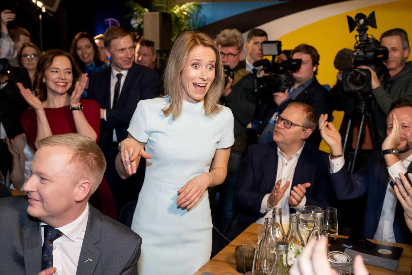 Премьер-министр Эстонии Кая Каллас ("Партия реформ") радуется результатам выборов.