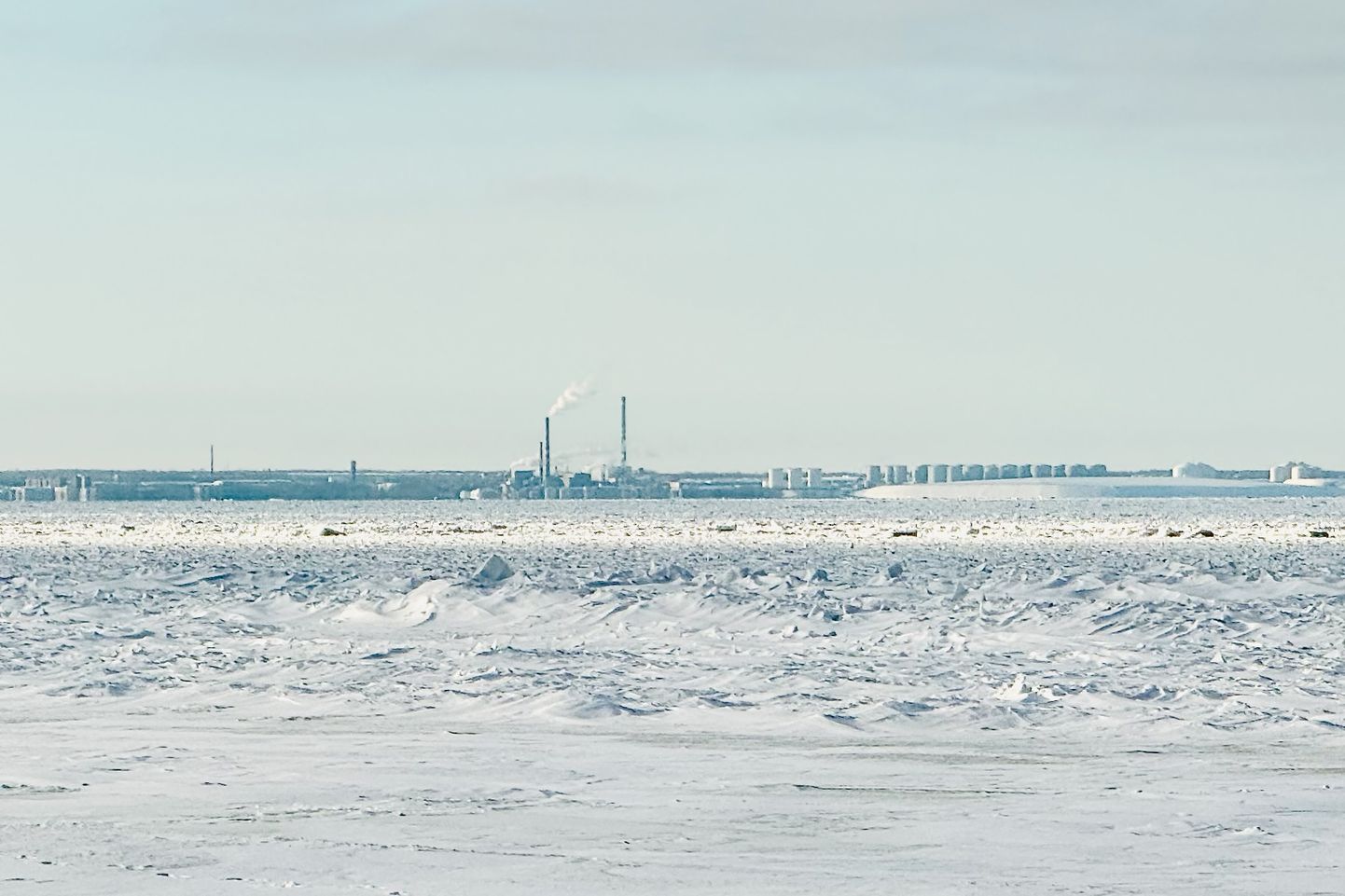 Лед сковал Финский залив в районе Силламяэского порта.
