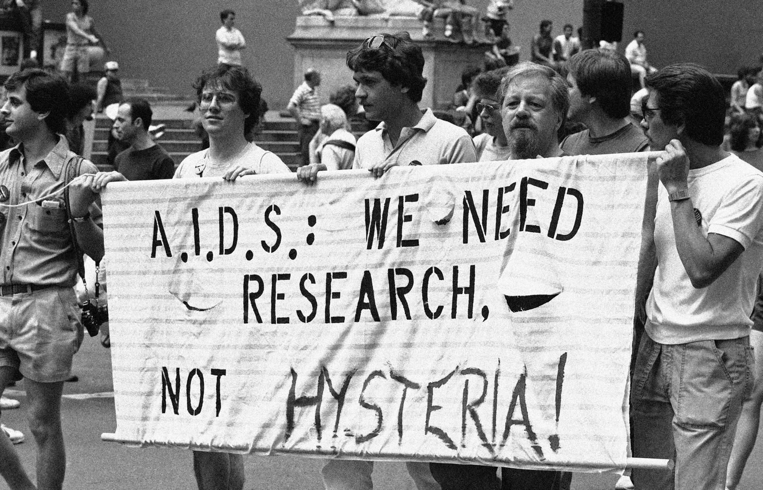 Geide protest valitsuse leige AIDSi poliitika vastu 1983.aasta New Yorgi geiparaadil.