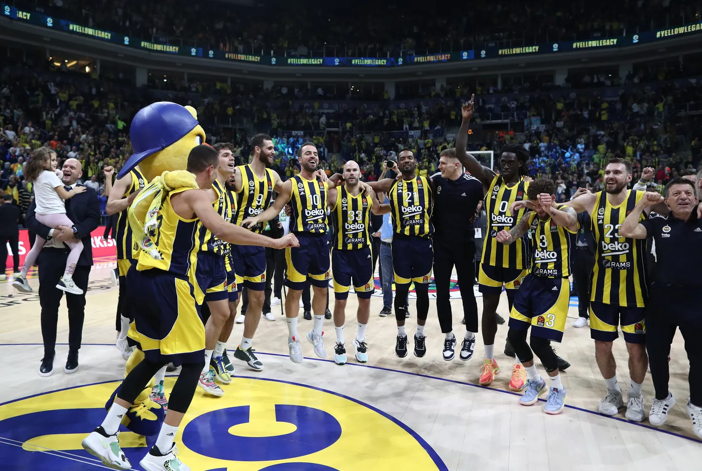Fenerbahce mängumehed lõid pärast triumfi võidutantsu.