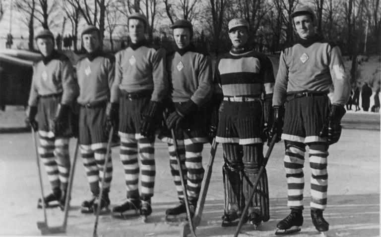 Tallinna Dünamo jäähokimeeskonna edurivi 1947. aastal. Evald Kree seisab paremalt kolmandana.