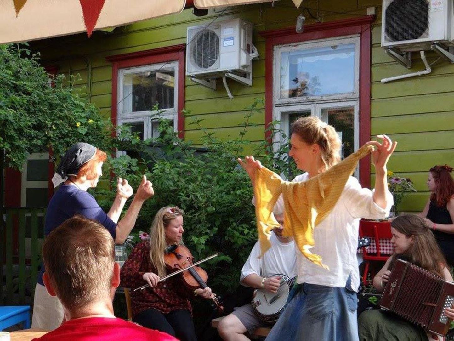 Pärimusmuusika festivaliks pidid vaimu valmis seadma kõik Viljandi toidukohad. Rohelise Maja kohvikus anti õuekontsertki.