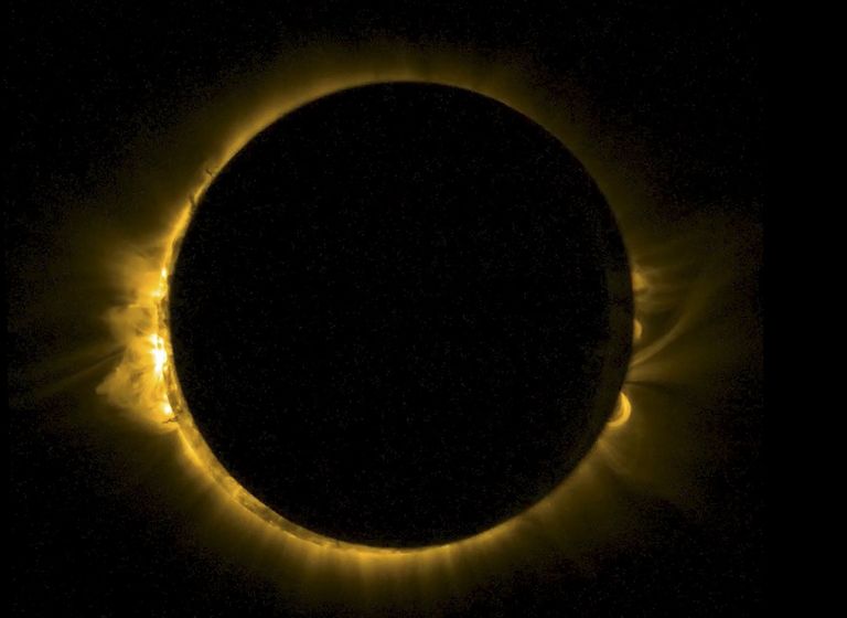 Täielik päikesevarjutus. Päikese väliskoroona paistab Kuu tagant. Foto: ESA / Reuters