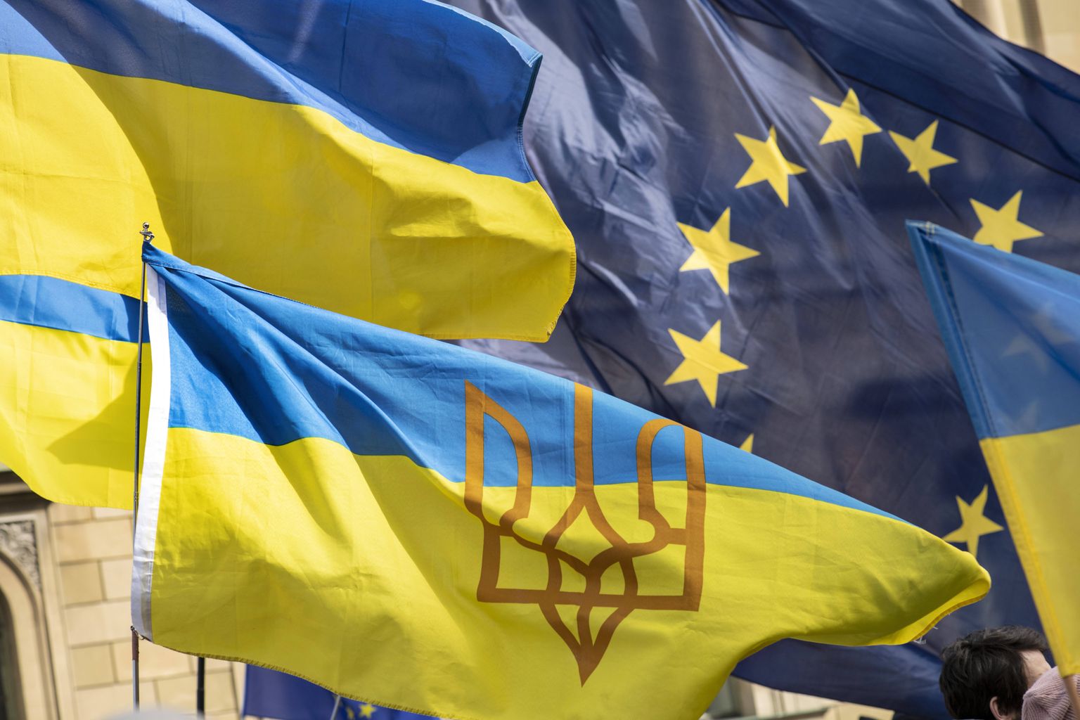 Ukraina ja Euroopa Liidu lipud.