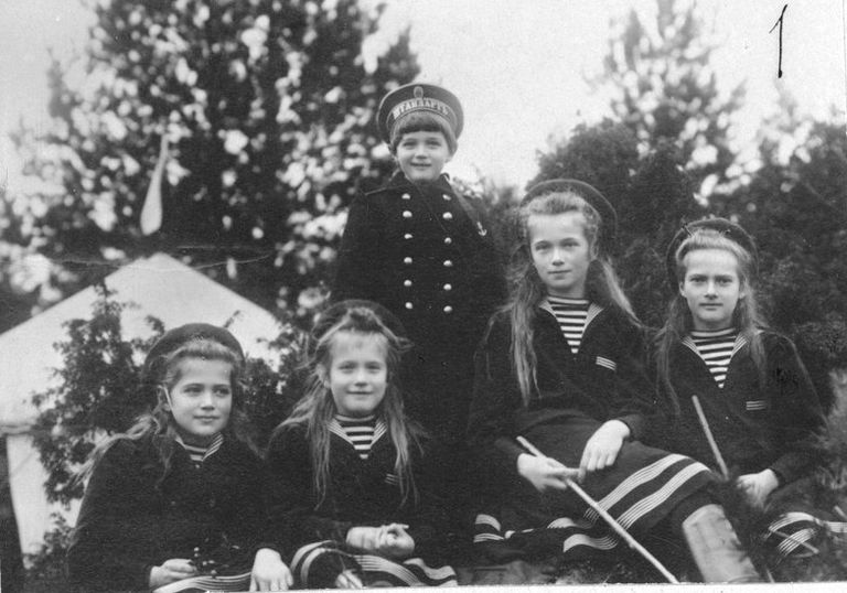 Troonipärija, kroonprints Aleksei koos õdedega piknikul.