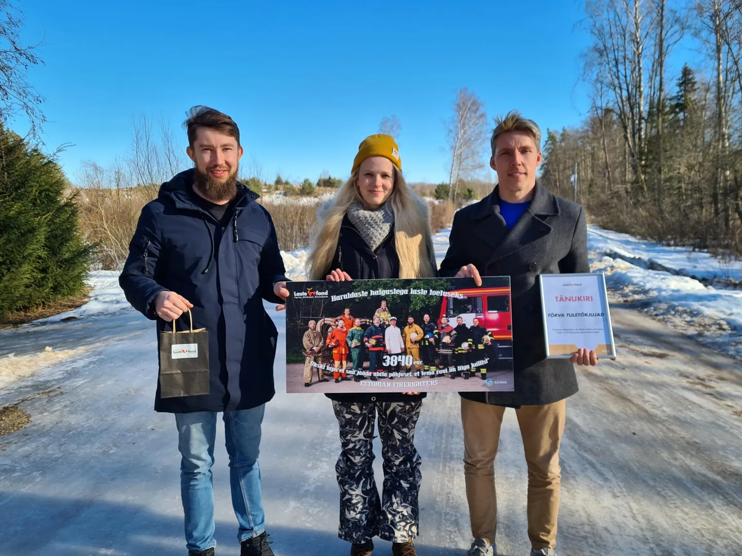 Kalendri üks modelle Kristjan Mikk, lastefondi koostööjuht Kathi Koch ning kalendri kokkuseadmise peamine eestvedaja Alor Kasepõld