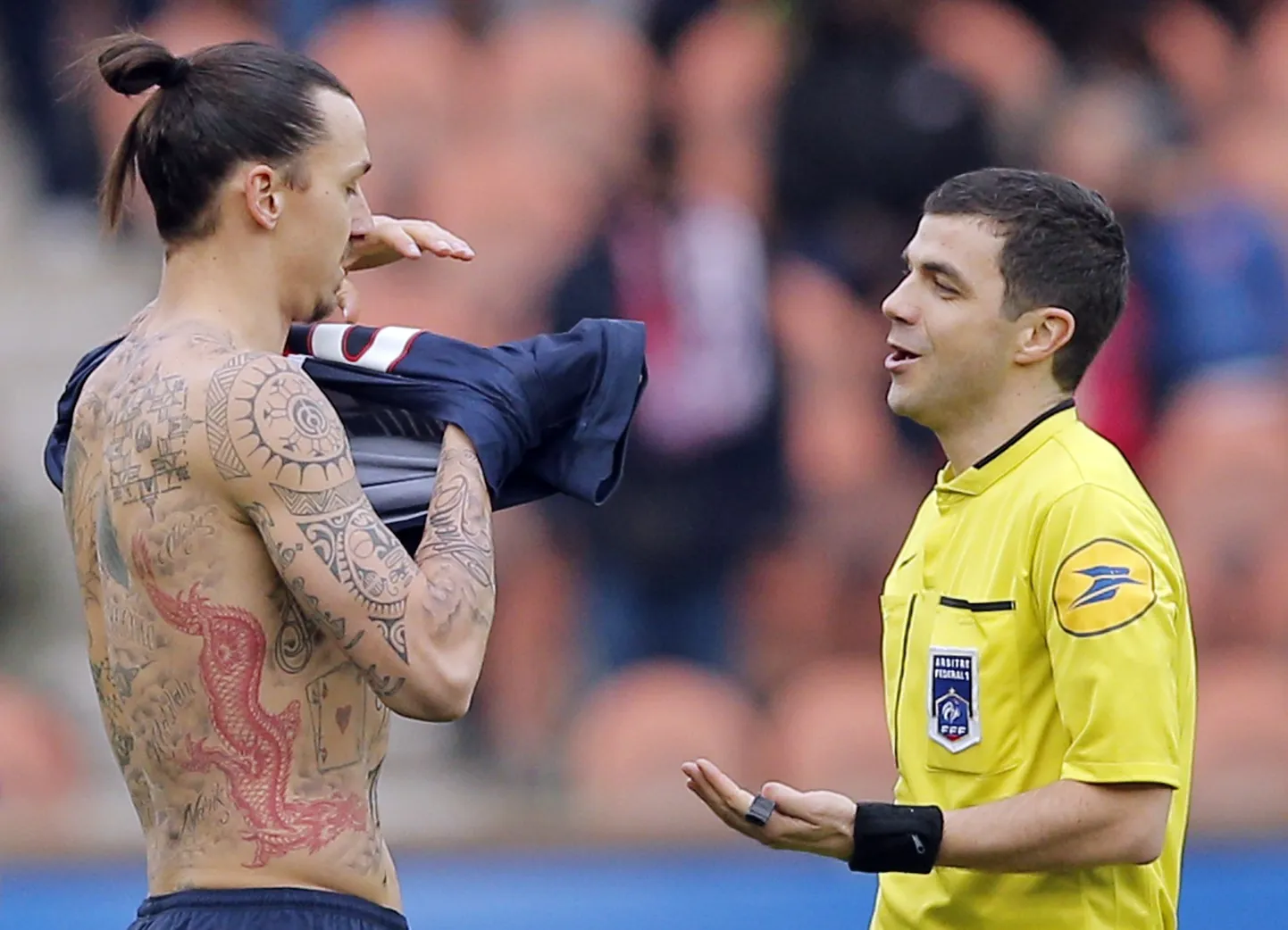 Zlatan Ibrahimovic (vasakul) ja kohtunik Franck Schneider.