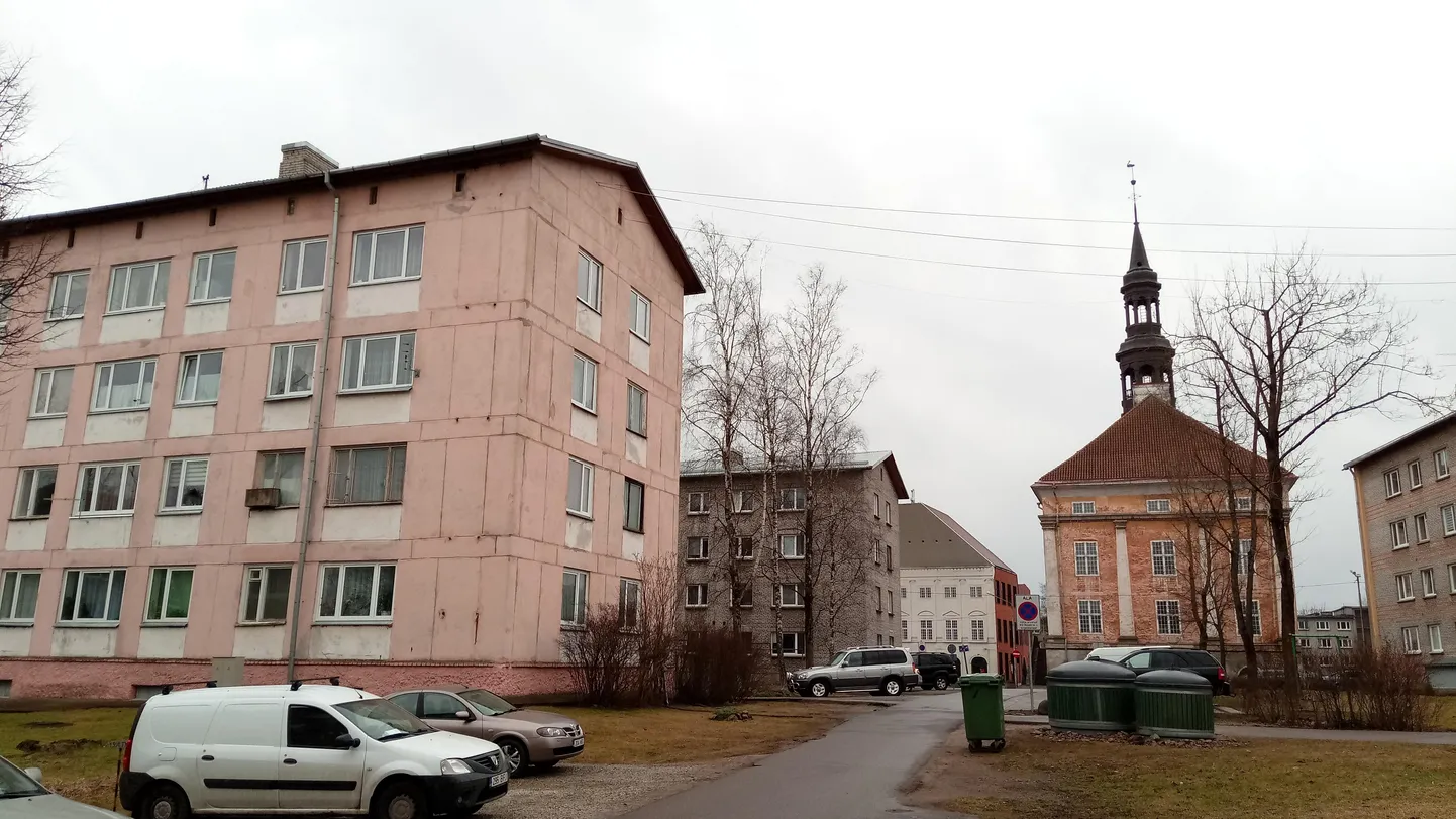 Хрущевки в Старом городе Нарвы рядом с Ратушной площадью.