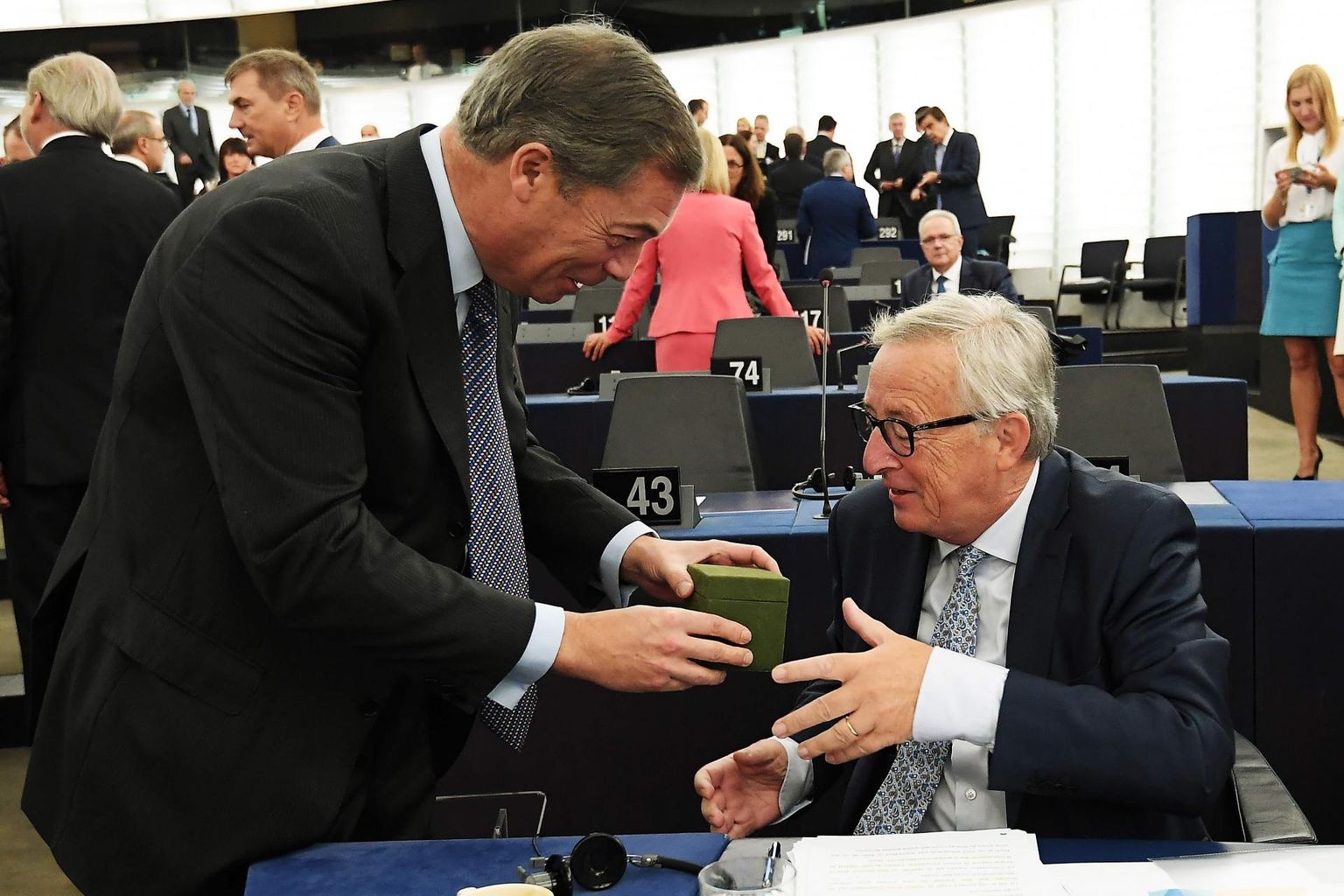 Kuigi debati vältel vahetasid staareuroskeptik Nigel Farage ja Euroopa Komisjoni president Jean-Claude Juncker teravusi, oli neil enne seda helgem hetk, kui oma viimase ELi üldolukorda puudutava kõne pidanud Juncker sai britilt kingituse.