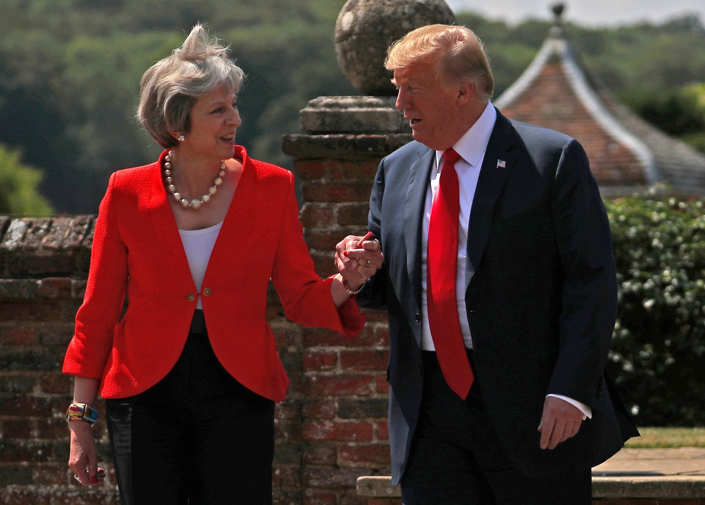 Theresa May (vasakul) ja Donald Trump.