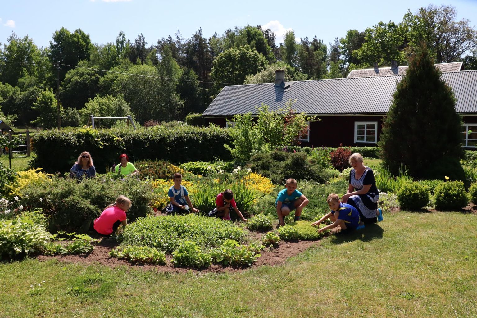Aasta küla hindamiskomisjon külastab Hargla kanti sel reedel. Hargla kooli aias tegid rohimistöid Hargla elanikud Monika Rogenbaum, Urve Naha, Evi Oherjus ning 1. ja 2. klassi õpilased.