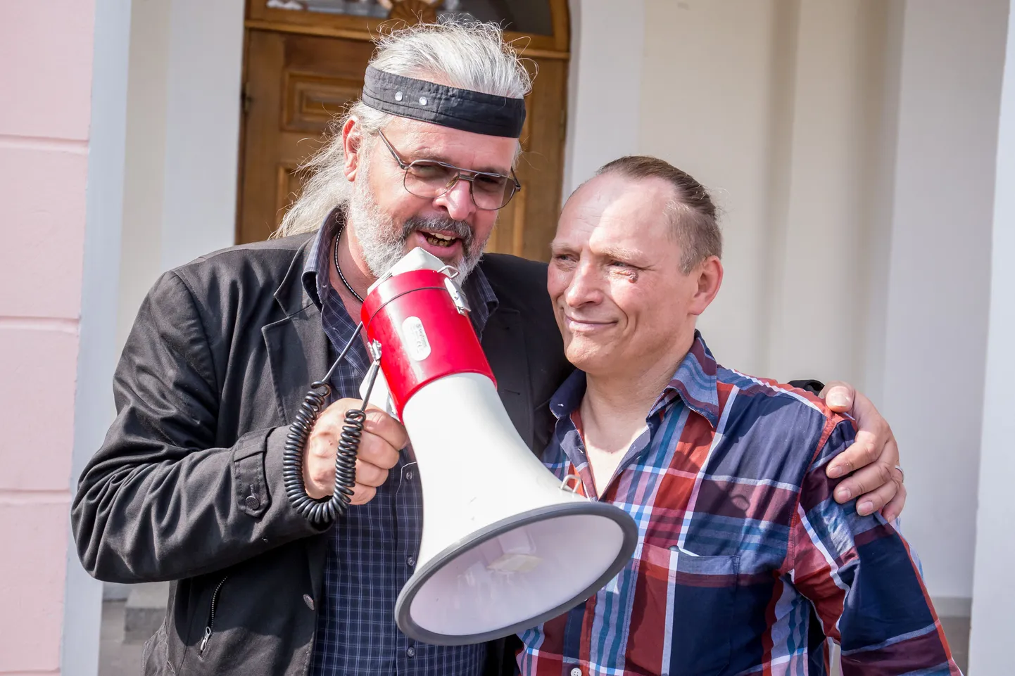 Neeme Lall koos Öise Vahtkonna tegelase Sergei Tšauliniga NATO-vastasel «rahumarsil» mullu septembris.