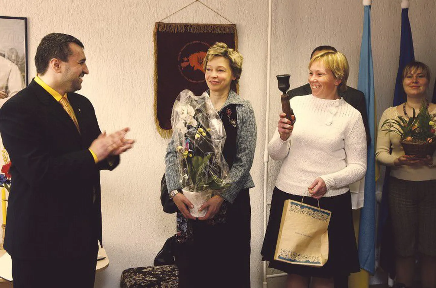 Заведующая отделом образования нацменьшинств Министерства образования Ирене Кяосаар (вторая справа) подарила Владимиру Паламару (слева) колокольчик для воскресной школы.