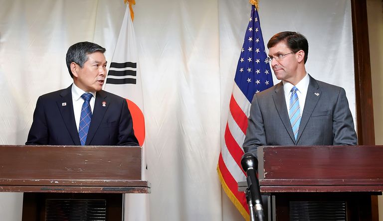 Novembris 2019 tehtud foto, millel on Lõuna-Korea kaitseminister Jeong Kyeong-doo (vasakul) koos USA kaitseministri Mark Esperiga.