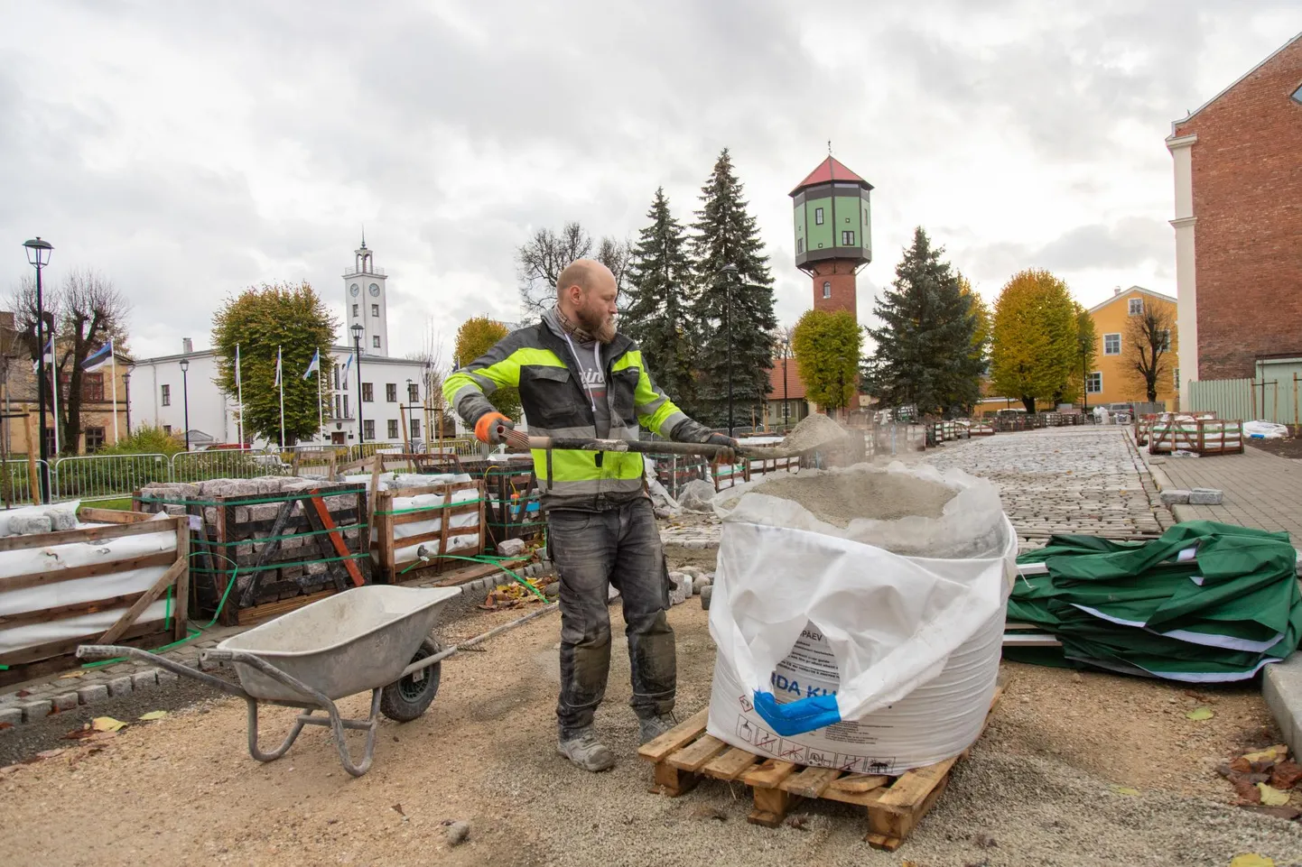 Töömeestel oleksid kivid Hiire tänavale ammu laotud, kui nad oleksid need mõistlikul ajal kätte saanud. Paraku tuli kive Hiinast oodata neli kuud. Lisatööjõudu pole ettevõtte meelest praegu mõistlik palgata, sest see rikuks sillutise ühtse käekirja ning tulemus kannataks.